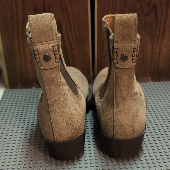 Ugg Heeled Chelsea Style Boots - Picture 4 of 9